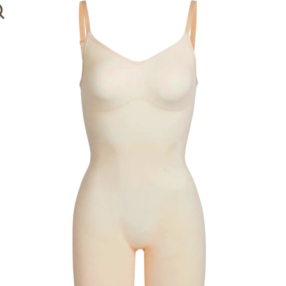 SKIMS SCULPTING BODYSUIT MID THIGH W. OPEN GUSSET IN SAND